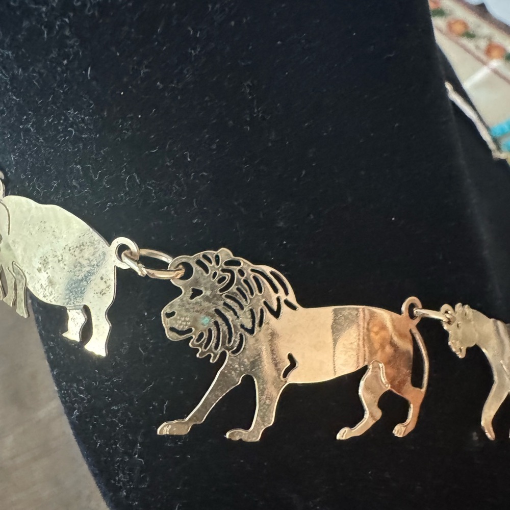 🦓 Wild Bryde Vintage African Safari Necklace – Gold Tone Animal Silhouette - Picture 2 of 5